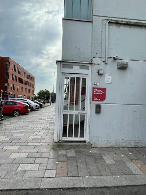 West End Hidden Gem - Modern 2-Bedroom Apartment With Residents Patio Glasgow Eksteriør billede