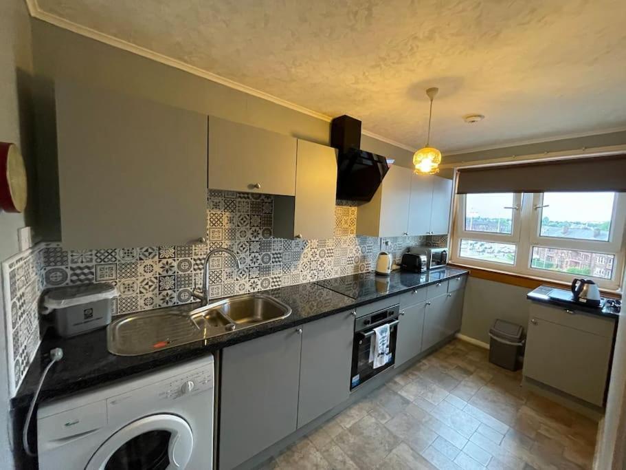 West End Hidden Gem - Modern 2-Bedroom Apartment With Residents Patio Glasgow Eksteriør billede