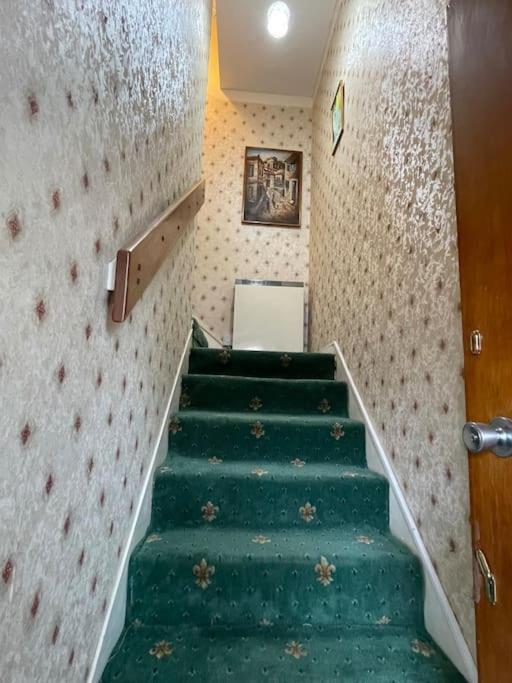 West End Hidden Gem - Modern 2-Bedroom Apartment With Residents Patio Glasgow Eksteriør billede