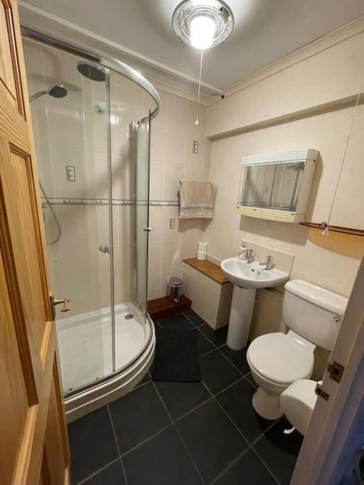 West End Hidden Gem - Modern 2-Bedroom Apartment With Residents Patio Glasgow Eksteriør billede