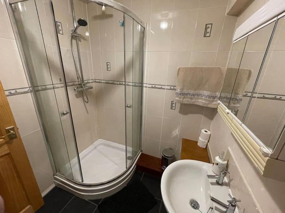 West End Hidden Gem - Modern 2-Bedroom Apartment With Residents Patio Glasgow Eksteriør billede
