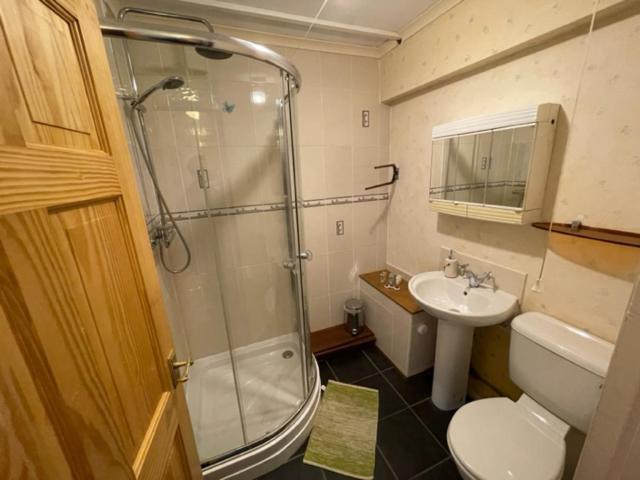 West End Hidden Gem - Modern 2-Bedroom Apartment With Residents Patio Glasgow Eksteriør billede